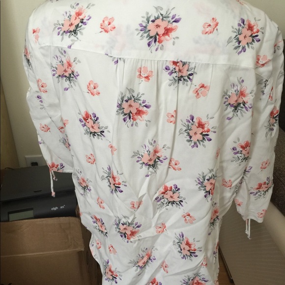 Abercrombie & Fitch V-Neck Short Sleeves Top - Picture 4 of 6